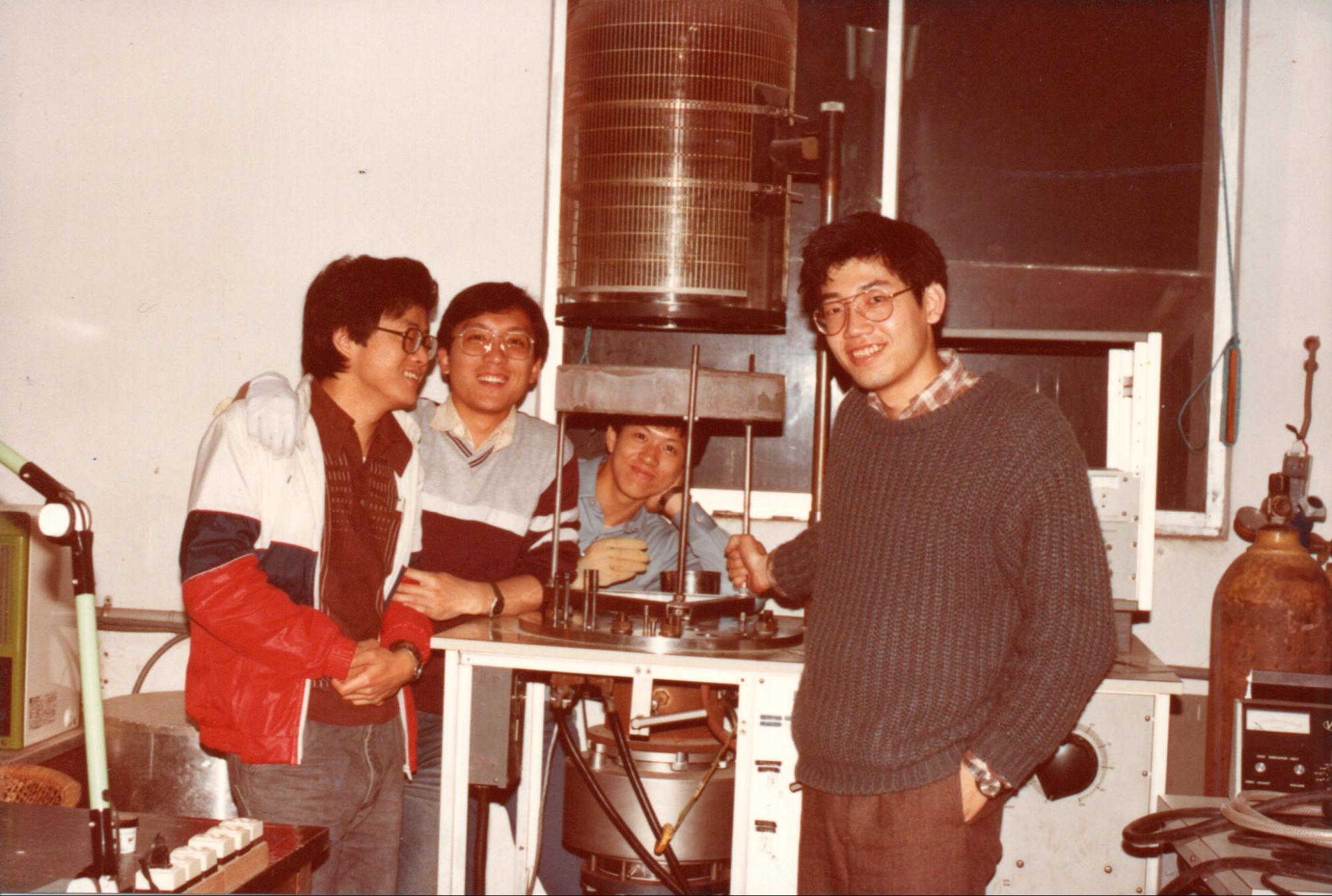 1980年代清大天文社真空蒸鍍鏡面實驗照片。左二為1984年社長林富源先生，右二為中研院天文所金升光博士。（圖／林富源提供）