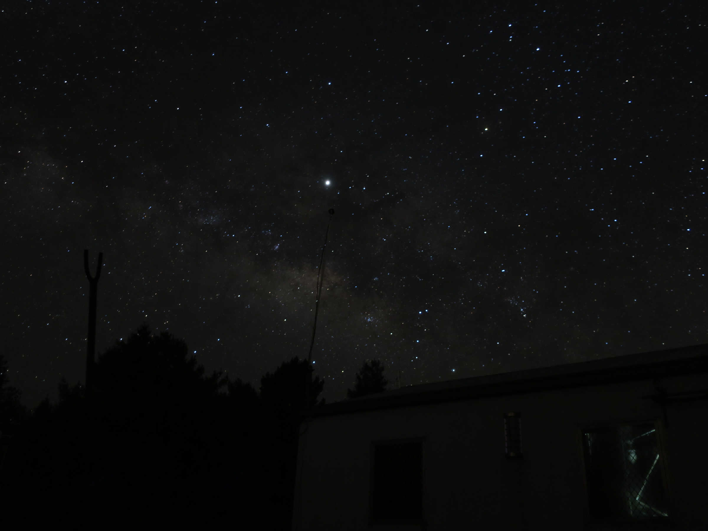 2019.04.28 凌晨，當有人在操作室拍梅西爾星體時，我也跑到鹿林天文台旁的草地，朝南面天空拍攝銀河，相機曝光時間 25s，照片中最亮的星點為木星，右側則是捕捉到天蠍座的心宿二和蠍子尾巴