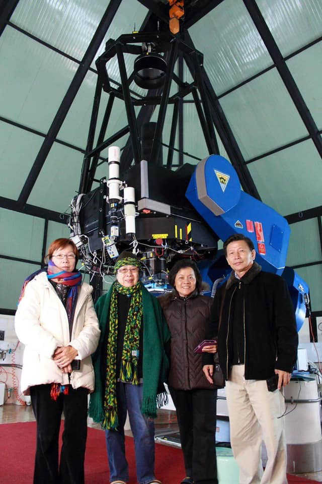 2014 年 4 月 29 日陪同第一屆創社成員沈采蘋（左一）拜訪鹿林天文台，沈采蘋學姊是創社時期磨鏡的成員之一，自清華畢業之後，赴美高就，任職於 NASA