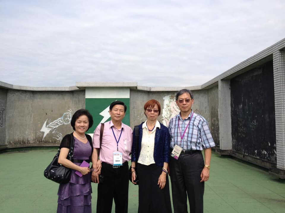 2014 年 4 月 27 日楊錫欽學長及其夫人（左二、左一）陪同第一屆沈采蘋學姊（左三）和創社社長鄧延璋（左四）到訪天文社，攝於天文社窩所在的活動中心（蒙民偉樓）的樓頂